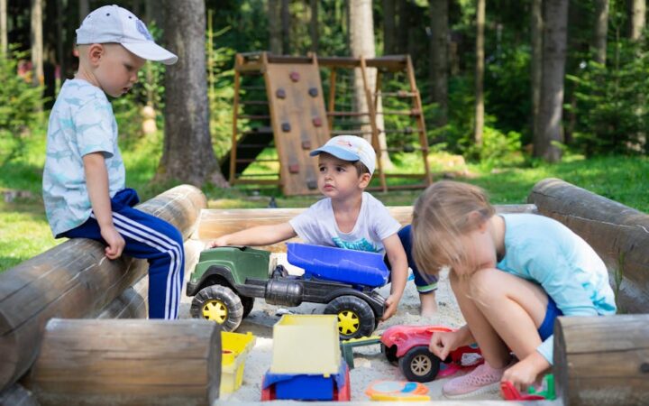 How to Balance Screen Time and Outdoor Play